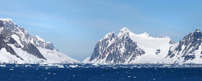 Antarktiskt hav, Antarktis Dolt berg för glaciärsnö blå dramatisk sky Pano för två foto häftklammer royaltyfri foto Antarktiskt hav, Antarktis Dolt berg för glaciärsnö blå dramatisk sky Pano för två foto häftklammer royaltyfri foto