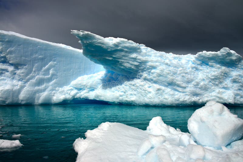 Antarktyczna góra lodowa