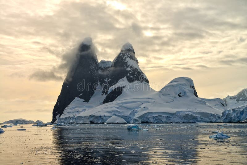 Antarktyczny zmierzch przy Una szczytami
