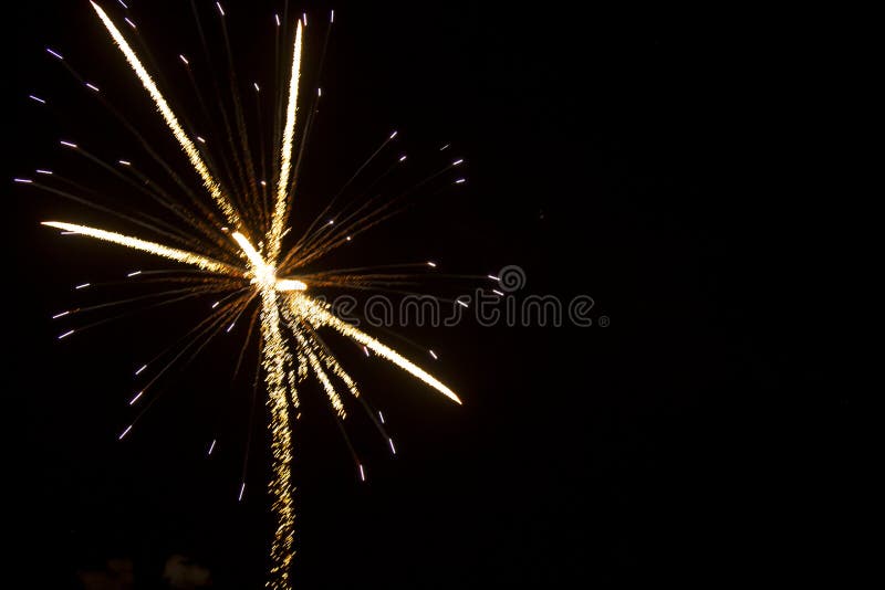 Download Antecedentes Abstractos: Los Fuegos Artificiales Chispean Con Las Luces Fibroópticas Foto de archivo - Imagen de festivo, ilegal: 42429734