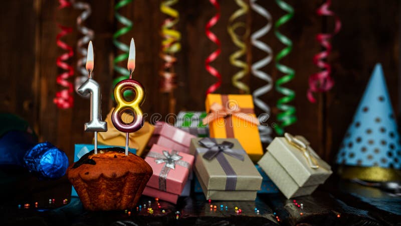 Bolo Bonito No Aniversário Da Menina Por 18 Anos Foto de Stock - Imagem de  flor, padaria: 136077638