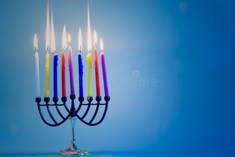 Antecedentes de Hanukkah, feriado judaico, com velas tradicionais da menorah e candelabros coloridos imagens de stock Antecedentes de Hanukkah, feriado judaico, com velas tradicionais da menorah e candelabros coloridos imagens de stock