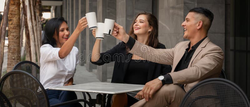 Antecedentes De Negocios De Gente De Negocios Divirtiéndose Con Café En Una  Cafetería Al Aire Libre Foto de archivo - Imagen de sentada, lifestyle:  176855020