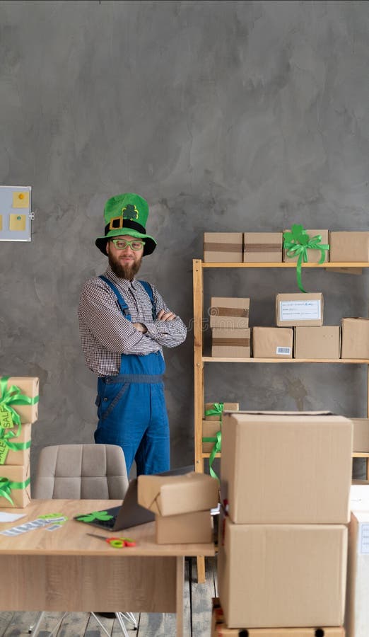 Anteckning av småföretagare med leprechaun-chaufför som har bråttom att leverera presenter på patrick Day stående in arkivbild