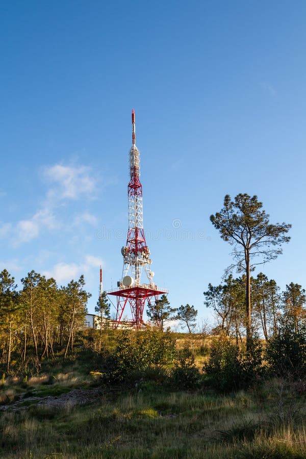 Antena da torre de comunicação imagem de stock royalty free Antena da torre de comunicação imagem de stock royalty free