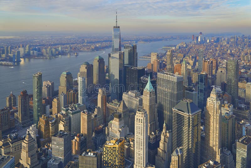 Antena del distrito financiero de Manhattan con las torres modernas de la oficina en New York City