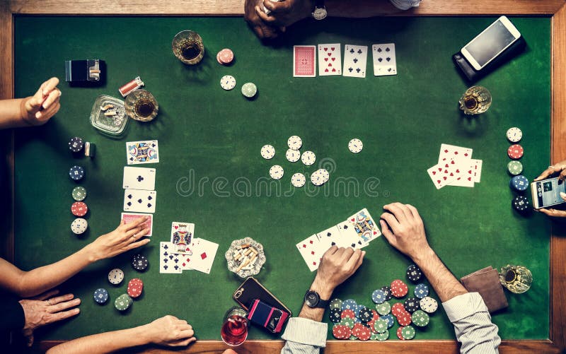 Antena dos povos que jogam o jogo no casino imagem de stock Antena dos povos que jogam o jogo no casino imagem de stock