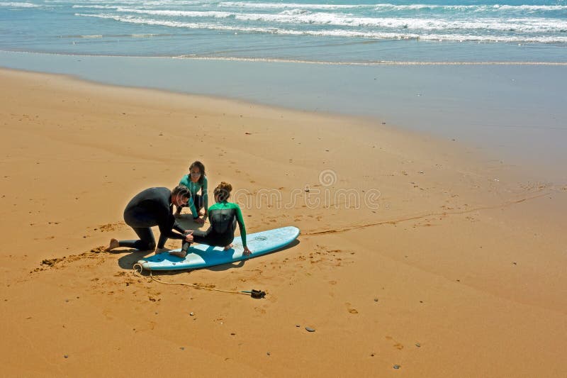 Antena dos surfistas que obt?m li??es surfando no oceano fotos de stock Antena dos surfistas que obt?m li??es surfando no oceano fotos de stock
