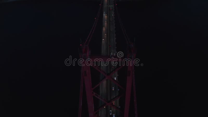 Antena frontal en vista aérea de coches que cruzan un ponte rojo de metal 25 de abril puente colgante sobre el mar cerca de lisboa almacen de metraje de vídeo