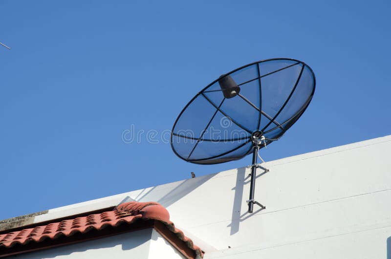 Antena Casera Para Ver La Televisión Sobre Un Fondo De Cielo Azul Fotos,  retratos, imágenes y fotografía de archivo libres de derecho. Image 47661002