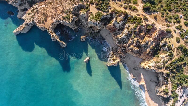antena Skalista brzeg formacja i plaże Portimao Widok Od nieba obraz stock antena Skalista brzeg formacja i plaże Portimao Widok Od nieba obraz stock