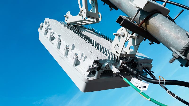 antenas celulares espertas da rede de rádio da telecomunicação 5G móvel em um mastro nas ondas do sinal da transmissão do telhado imagem de stock royalty free antenas celulares espertas da rede de rádio da telecomunicação 5G móvel em um mastro nas ondas do sinal da transmissão do telhado imagem de stock royalty free