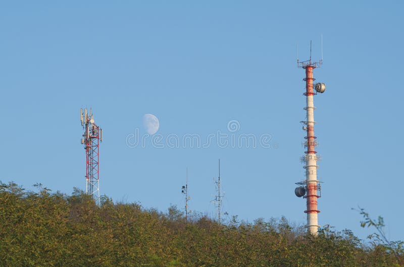 Antenas das telecomunicações na floresta fotos de stock royalty free Antenas das telecomunicações na floresta fotos de stock royalty free