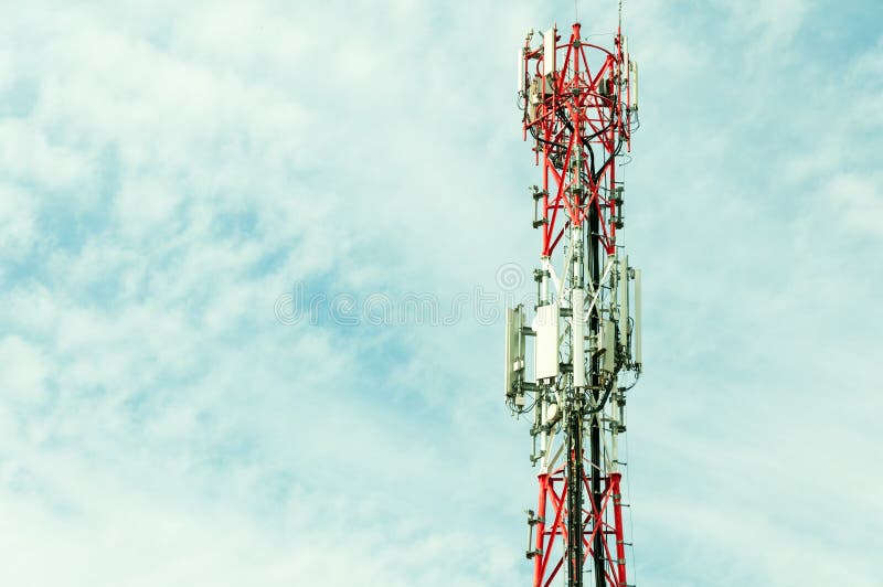 Antenas de la telecomunicación al aire libre en el cierre alto de la construcción del polo del metal para arriba fotografía de archivo libre de regalías Antenas de la telecomunicación al aire libre en el cierre alto de la construcción del polo del metal para arriba fotografía de archivo libre de regalías