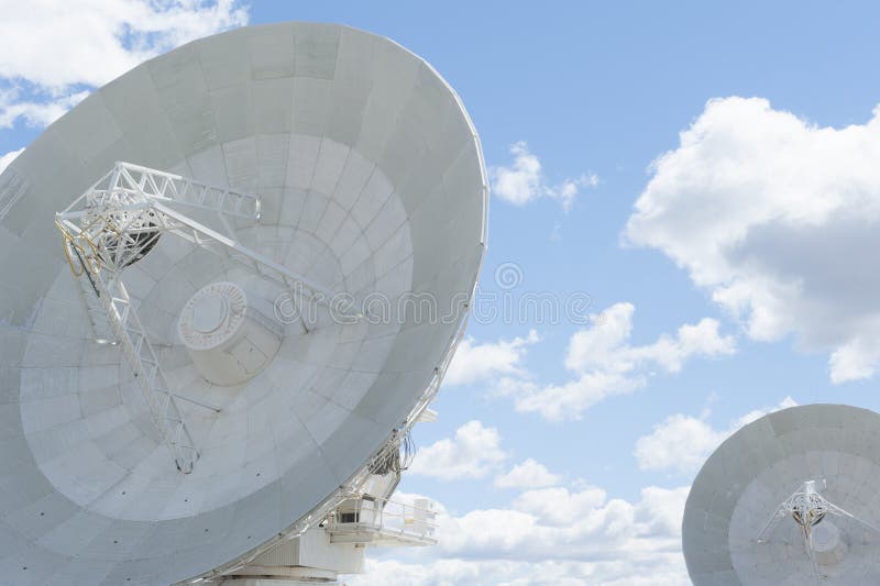 Antenas de prato do telescópio com nuvens fotos de stock Antenas de prato do telescópio com nuvens fotos de stock