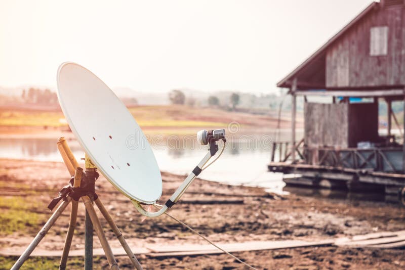 Antenas parabólicas instaladas no campo fotografia de stock royalty free Antenas parabólicas instaladas no campo fotografia de stock royalty free