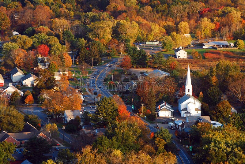 Antenn av en New England by i höst royaltyfria bilder Antenn av en New England by i höst royaltyfria bilder