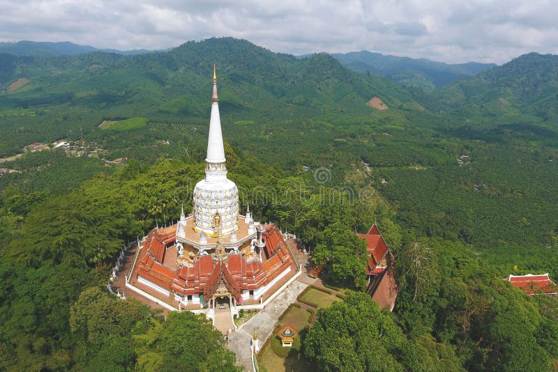 Antenn: SmällRiang buddistisk tempel Populärt Touristic ställe i det Phang Nga landskapet, Thailand