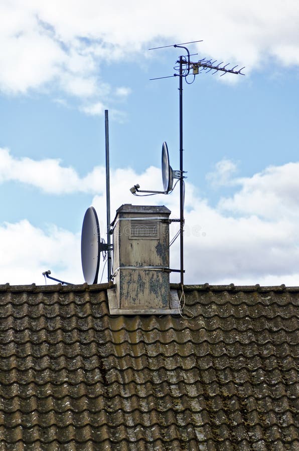 Antenna di televisione e riflettori parabolici immagine stock libera da diritti Antenna di televisione e riflettori parabolici immagine stock libera da diritti