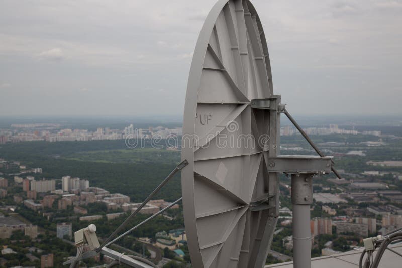 Antenna parabolica che sviluppa il grande fondo della città