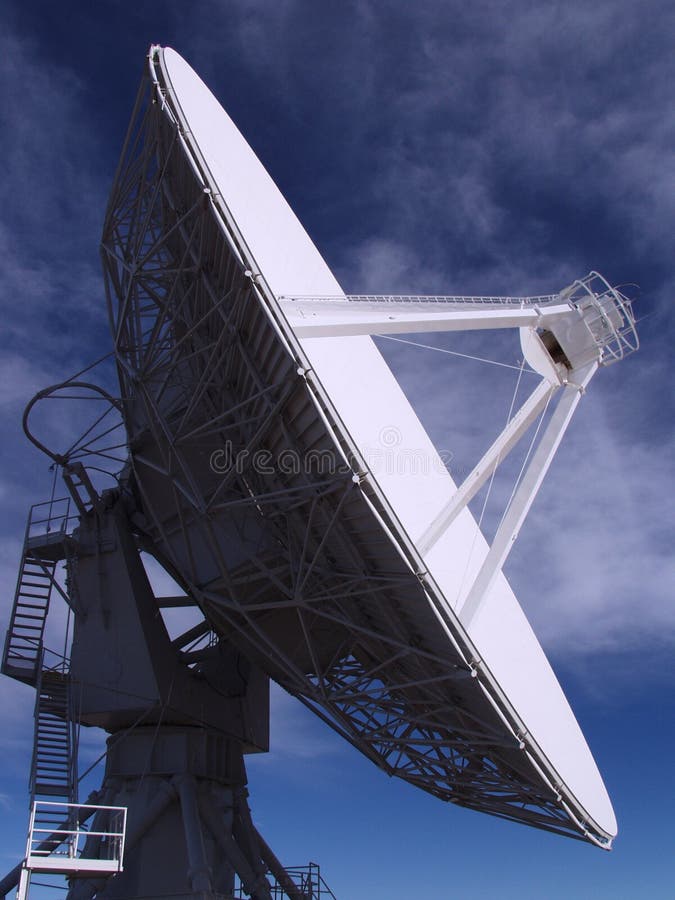 Detallado de antena sobre el muy El gran fila receptor prismáticos en nuevo México, colocar contra cielo azul alguno nubes.