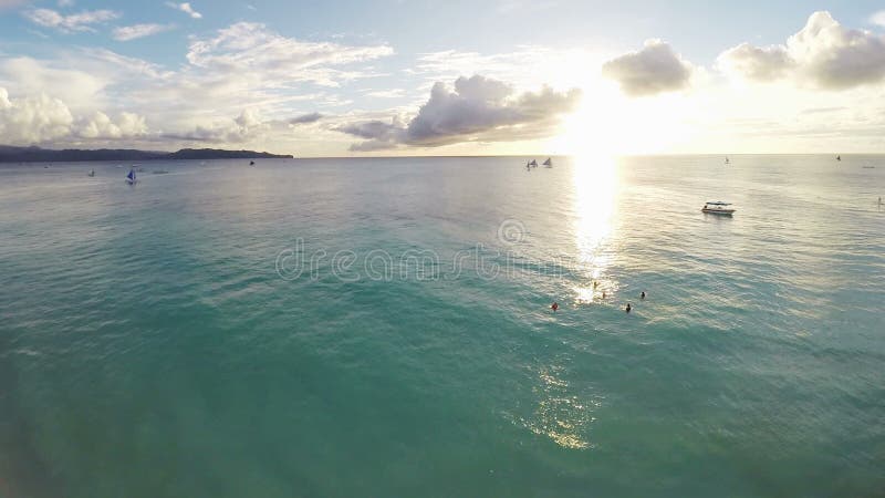 Antenna: Volo sopra l'oceano con il tramonto