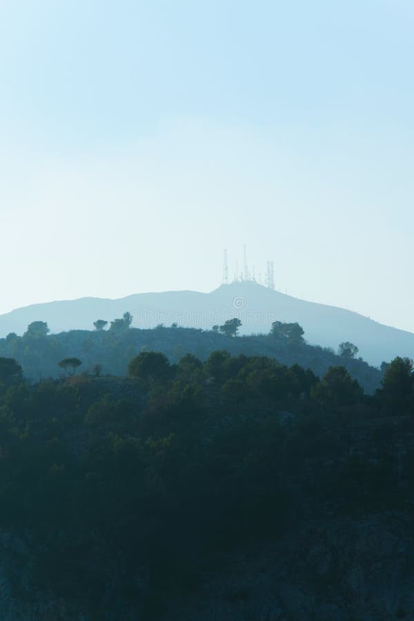 Antenne del segnale sopra la montagna fotografia stock libera da diritti Antenne del segnale sopra la montagna fotografia stock libera da diritti