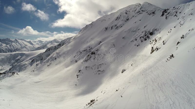 ANTENNE: Flug über dem Berg bedeckt mit Schnee