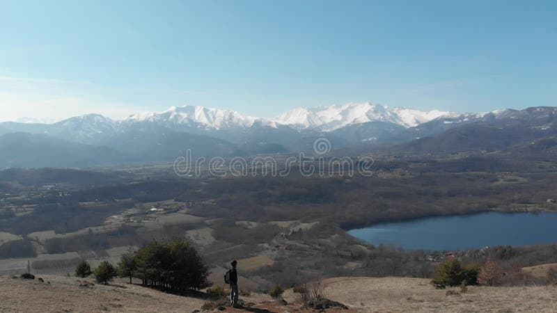 Antenne: Frau, die auf den Bergen, dem Wanderer draußen gehen Panoramablick, Anspornungsreise und Freiheit, Brummenflug reve wand