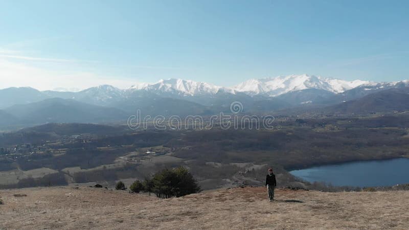 Antenne: Frau, die auf den Bergen, dem Wanderer draußen gehen Panoramablick, Anspornungsreise und Freiheit, Brummenflug reve wand