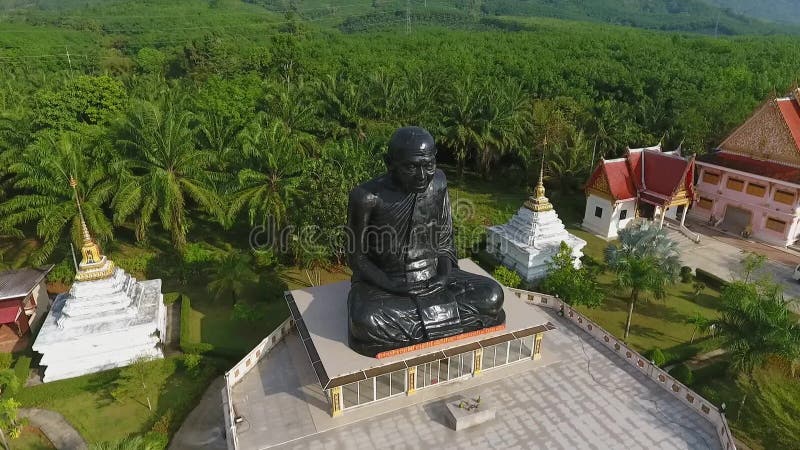 Antenne: Sitzender meditierender Benediktinermönch Statue im buddhistischen Tempel Phangnga-Provinz, Thailand HD-Antenne stock video footage