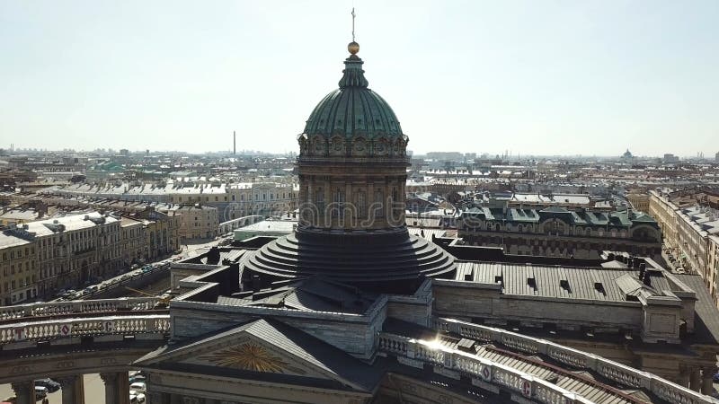 Antenne voor verbazende cityscape van de Kazan Kathedraal in Heilige Petersburg, Rusland Koepel en kolommen van mooie Kazan royalty-vrije stock foto's Antenne voor verbazende cityscape van de Kazan Kathedraal in Heilige Petersburg, Rusland Koepel en kolommen van mooie Kazan royalty-vrije stock foto's