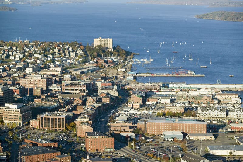 Antennen av i stadens centrum Portland, Maine som visar Maine Medical Center, den kommersiella gatan, gammal port och baksida skä royaltyfria foton Antennen av i stadens centrum Portland, Maine som visar Maine Medical Center, den kommersiella gatan, gammal port och baksida skä royaltyfria foton