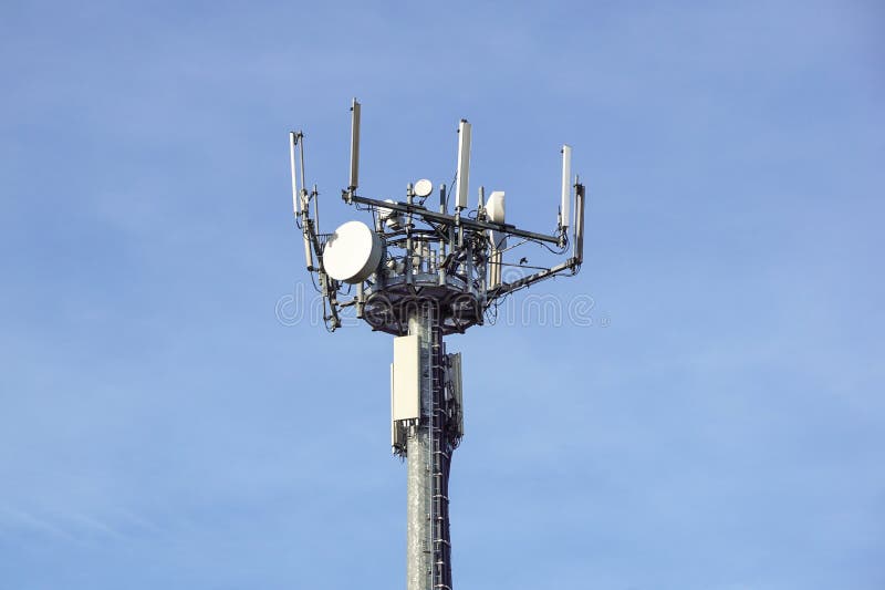Antennetoren van telecommunicatie en signaalrepeater van mobiele communicatie met blauwe hemel, over de bouw stock foto Antennetoren van telecommunicatie en signaalrepeater van mobiele communicatie met blauwe hemel, over de bouw stock foto