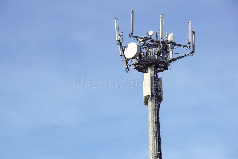Antennetoren van telecommunicatie en signaalrepeater van mobiele communicatie met blauwe hemel, over de bouw stock foto's Antennetoren van telecommunicatie en signaalrepeater van mobiele communicatie met blauwe hemel, over de bouw stock foto's