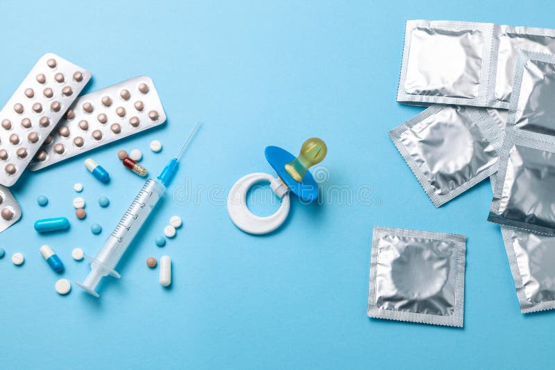 Anti-Baby-Pillen, eine Injektionsspritze und Kondom in einem Paket auf Blau Das Konzept des Wählens von Methode der Empfängnisver stockfotografie Anti-Baby-Pillen, eine Injektionsspritze und Kondom in einem Paket auf Blau Das Konzept des Wählens von Methode der Empfängnisver stockfotografie