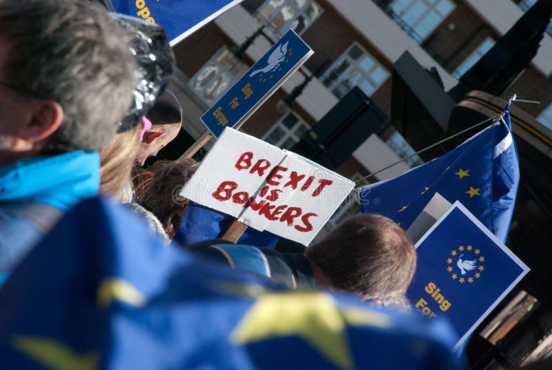 Anti-Brexit protestation avec les bannières et la plaquette photo stock