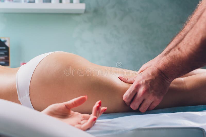Anti-Cellulitemassage auf den Beinen von jungen Frauen stockfoto Anti-Cellulitemassage auf den Beinen von jungen Frauen stockfoto