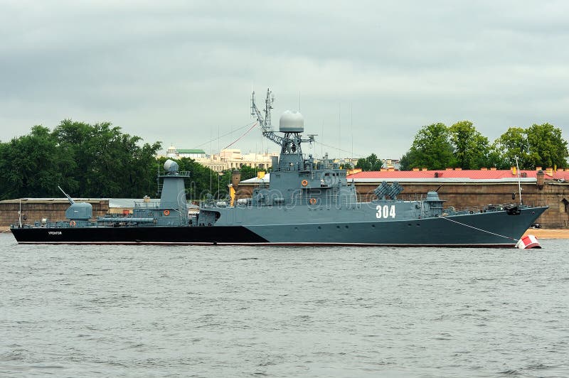 Anti--ubåten korvetten Urengoi under ett sjö- ståtar för marin royaltyfri foto Anti--ubåten korvetten Urengoi under ett sjö- ståtar för marin royaltyfri foto