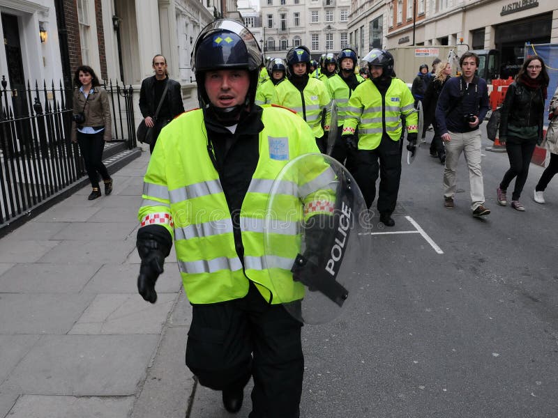 anti полиции london отрезоков протестуют бунт стоковые фотографии rf anti полиции london отрезоков протестуют бунт стоковые фотографии rf