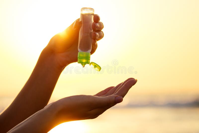 Antibacterieel middel in de hand het begrip ' hygiëne en gezondheid ' moeder voert antiseptisch middel in op de hand van een kind stock foto's Antibacterieel middel in de hand het begrip ' hygiëne en gezondheid ' moeder voert antiseptisch middel in op de hand van een kind stock foto's