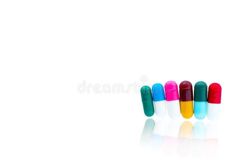 Antibiotische capsulespillen op een rij op witte achtergrond stock foto's Antibiotische capsulespillen op een rij op witte achtergrond stock foto's