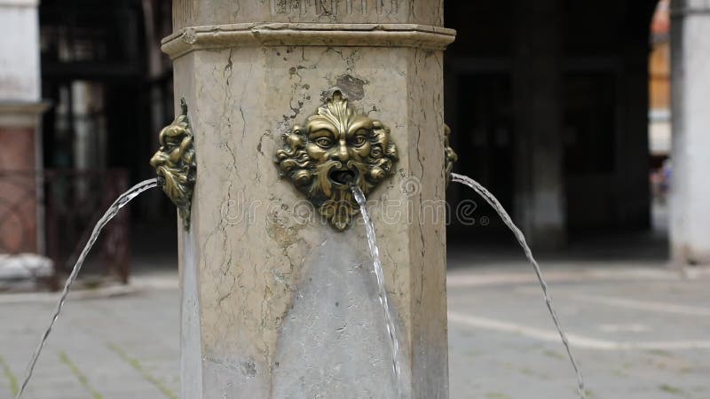 Antica fontana di acqua potabile con la faccia di un mostro con caratteristiche umane