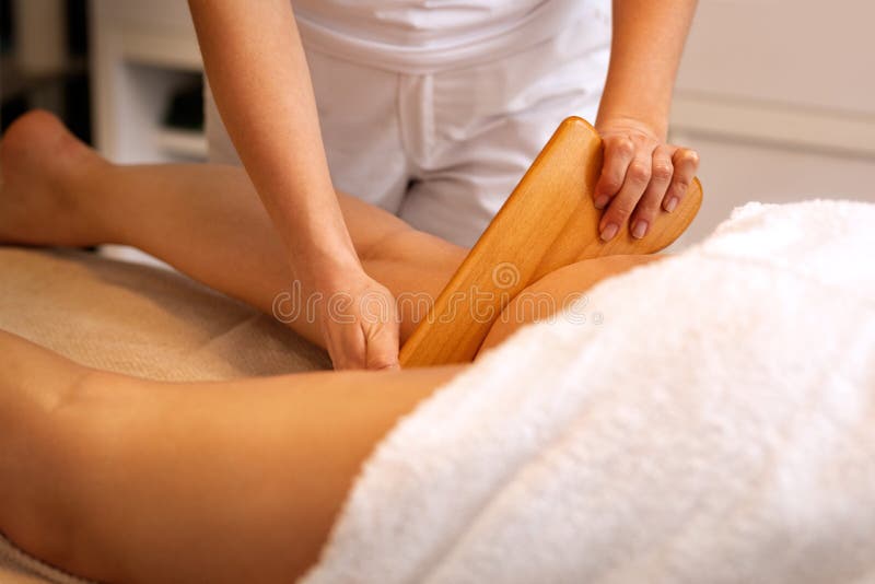 Anticellulite-treatment‎ mit hölzernem Instrument stockfotografie Anticellulite-treatment‎ mit hölzernem Instrument stockfotografie