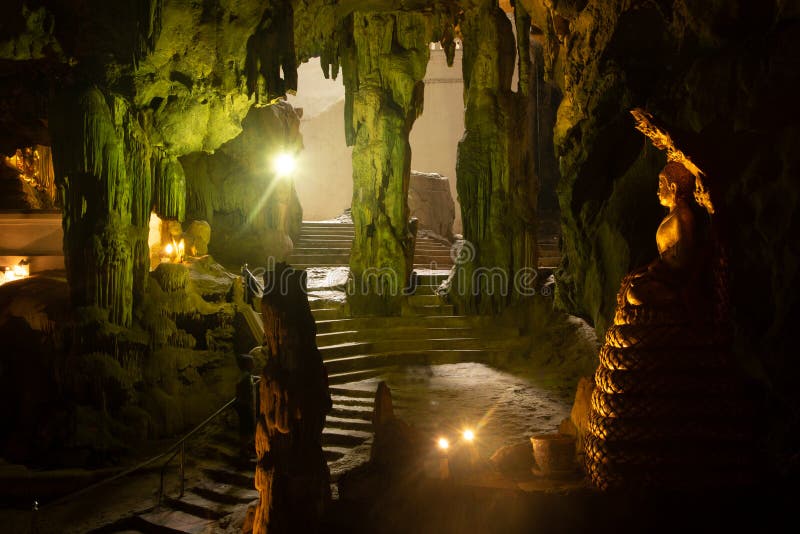 Antico Buddha in oro per le entrate e le uscite dalla grotta di Khao Luang fotografie stock Antico Buddha in oro per le entrate e le uscite dalla grotta di Khao Luang fotografie stock