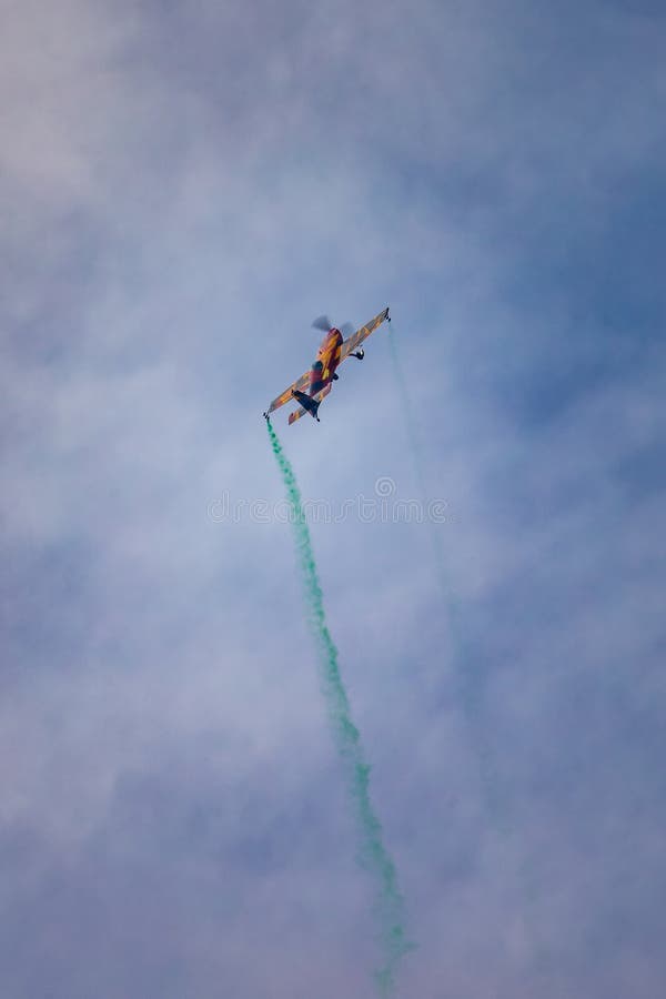 Antidotum airshow leszno 2023 y acrobatic muestra lleno de humo colorido por marek choim en extra. Leszno poland 16 de junio de 2023 : programa aéreo antidotum leszno 2023 y acrobacias llenas de humo colorido por marek choim en un avión extra de 330sc volando en un cielo nublado