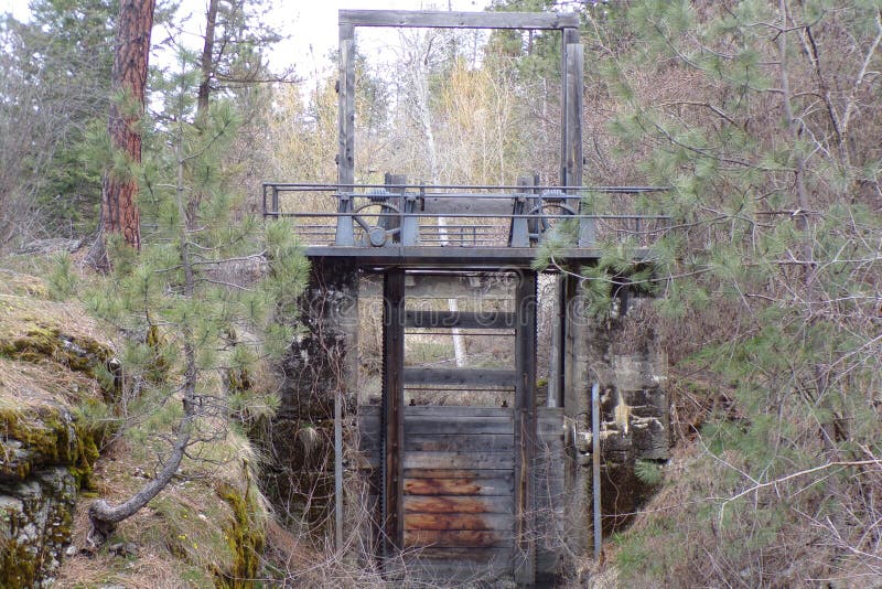 Antiek die Waterafvoerkanaal voor Gebruik op de Rivier van Spokane wordt gebouwd stock afbeelding Antiek die Waterafvoerkanaal voor Gebruik op de Rivier van Spokane wordt gebouwd stock afbeelding