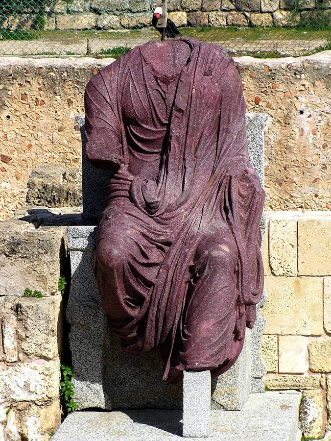 Antiek standbeeld van de roman keizer in Caesarea Nationaal Park, Israël royalty-vrije stock afbeelding Antiek standbeeld van de roman keizer in Caesarea Nationaal Park, Israël royalty-vrije stock afbeelding
