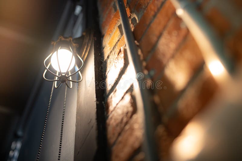 Antieke elektronische lamp, rode muurlamp, hoge muurlamp, zacht licht Rode Bakstenen muur Open ketting, draai van de lichten het royalty-vrije stock foto Antieke elektronische lamp, rode muurlamp, hoge muurlamp, zacht licht Rode Bakstenen muur Open ketting, draai van de lichten het royalty-vrije stock foto