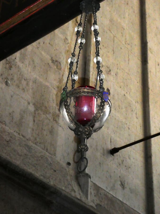 Antieke hangende van het kerkmetaal en glas kandelabers stock foto's Antieke hangende van het kerkmetaal en glas kandelabers stock foto's